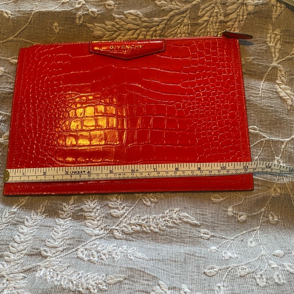 ❌SOLD❌Givenchy - Authentic Antigona Med Red Pouch - Picture 8 of 8
